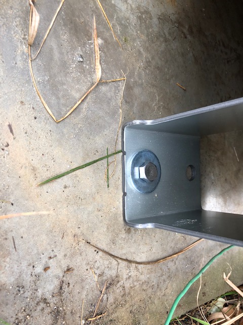 新しいエコキュートもアンカーボルトで土台としっかり固定します。