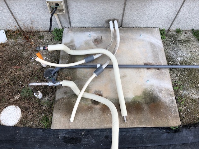 エコキュート設置前にアンカーボルトを止めるための下穴を開け及び配管工事をします。