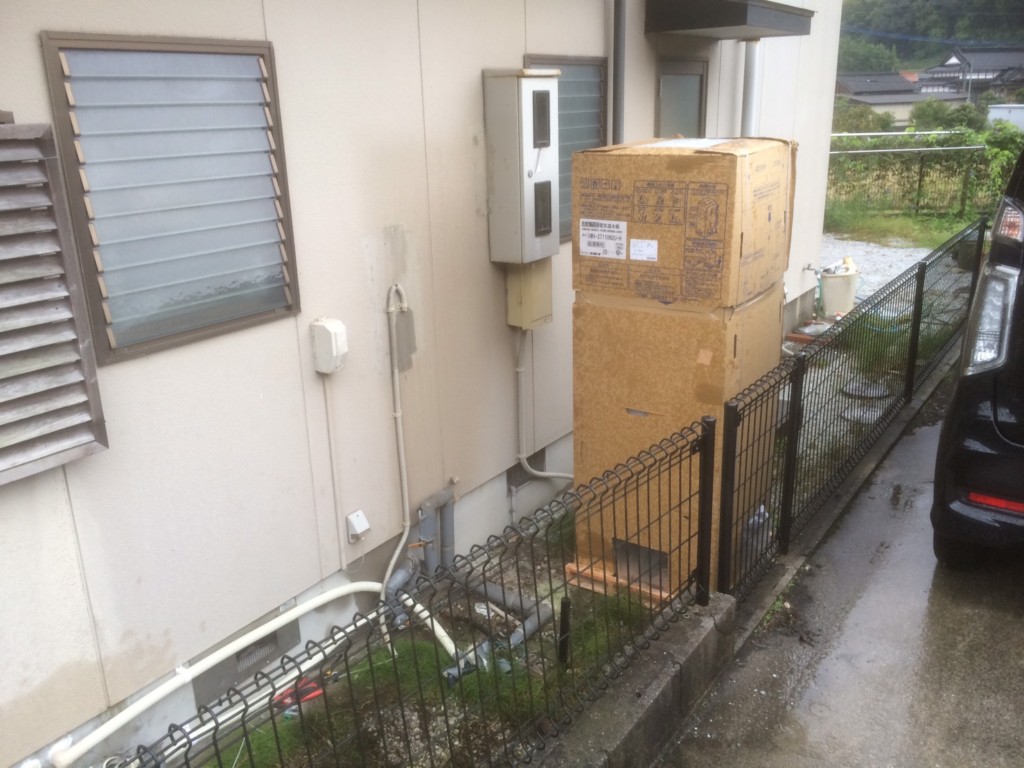 電気温水器を取り外します