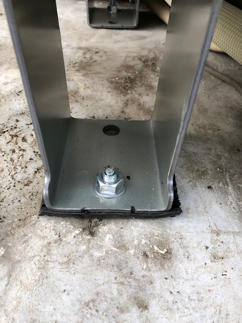 エコキュートタンクに水が入ると400㌔から５００㌔の重さにおなるので錆びないステンレスボルトでしっかり固定します。