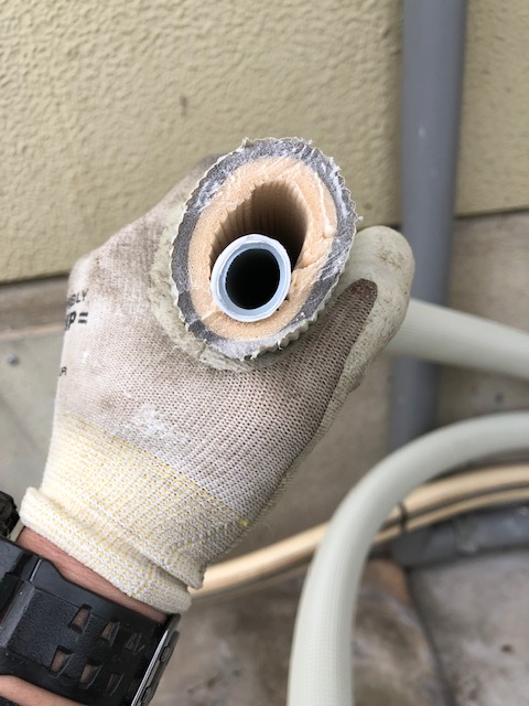 ヒートポンプの配管部材は９０度の熱にも耐えられる丈夫なアルミ三層菅を使用しています。安いポリエチレン管は使用しません。後々熱に耐えれなくなって破裂する恐れがありますので、高くても丈夫なアルミ三層菅を使用します。