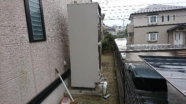 新しいエコキュートを据え置きます。地震等の揺れで倒れないよにアンカーボルトでしっかり固定します。