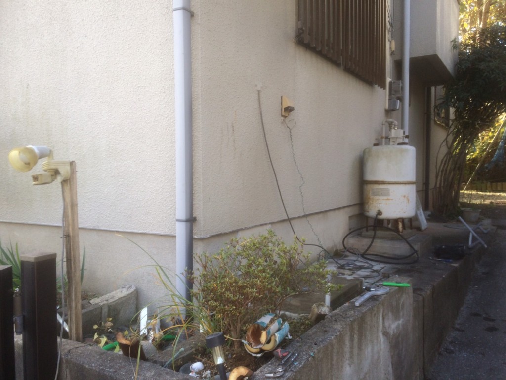 給湯器を取り外します