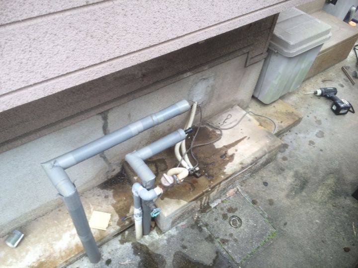 給湯器を取り外します