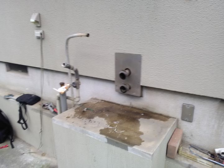 給湯器を取り外します。浴槽も既存2つ穴ですが１つ穴をバスキャップでふさいで追い炊き配管を入れます。