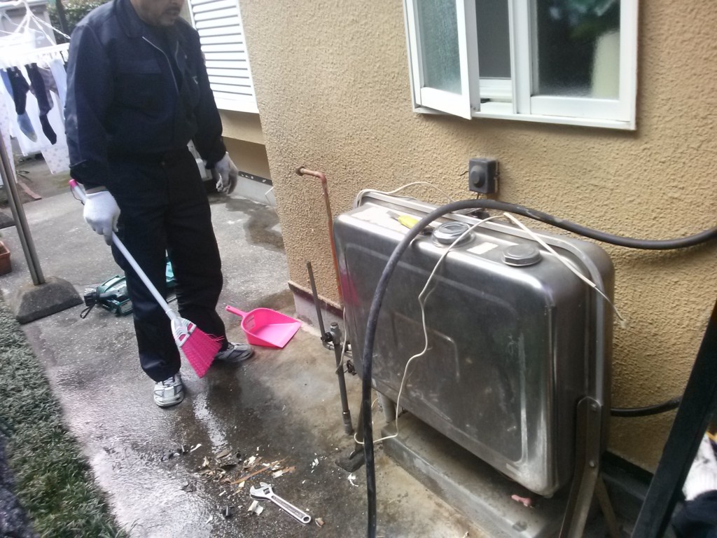 給湯器取り外し