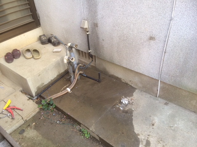 給湯器を取り外します