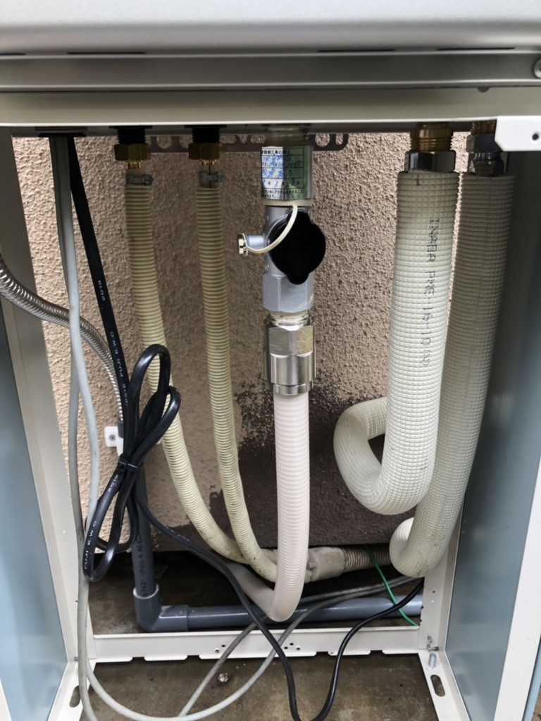 新しい給湯器を付け配管、電気、ガス工事をいたします。