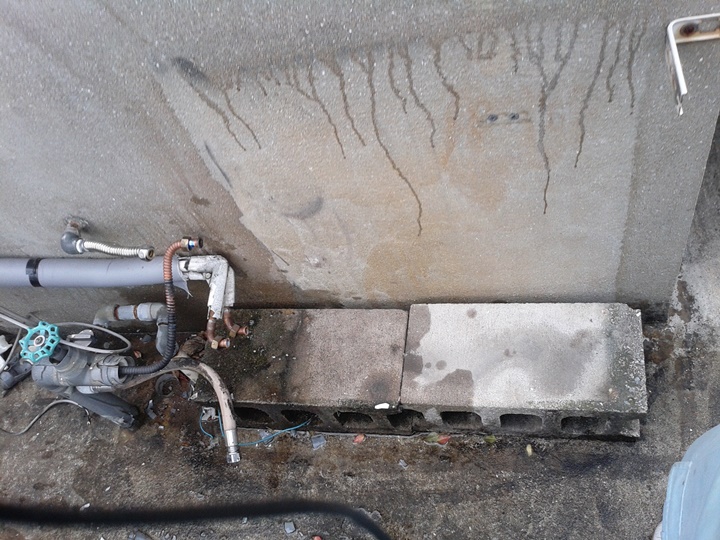 給湯器を取り外します