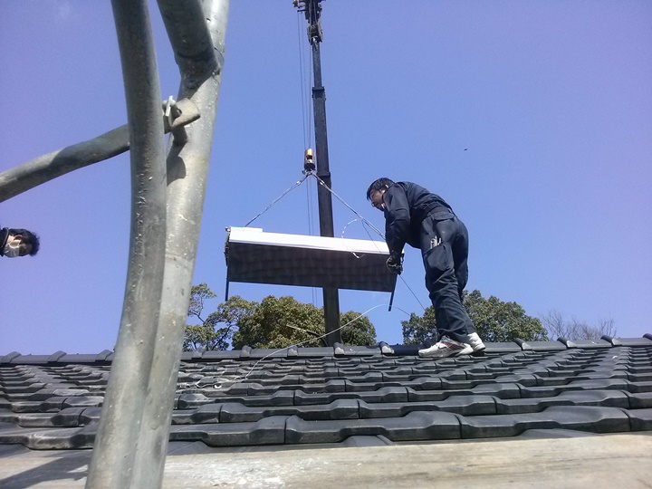 新しい太陽熱温水器を取り付けます。