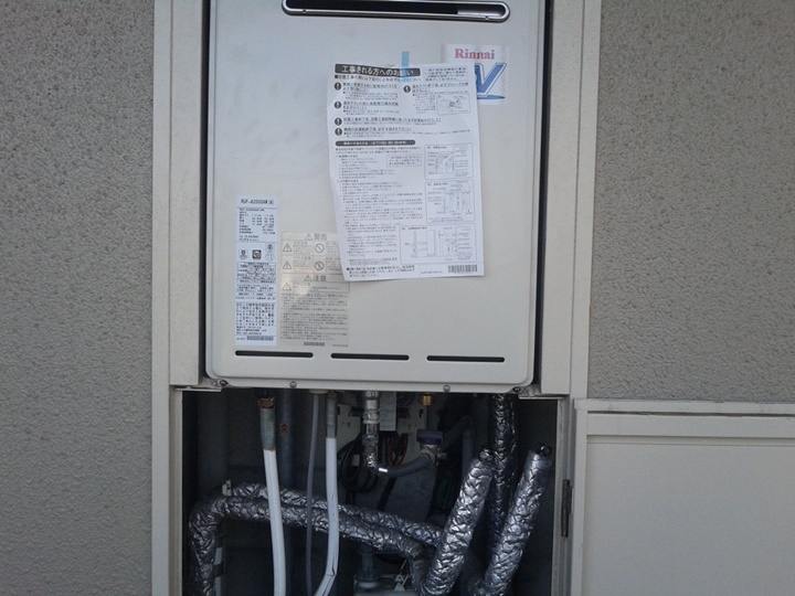 新しい給湯器を取り付けます