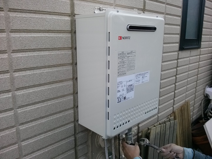 新しい給湯器を取り付けます
