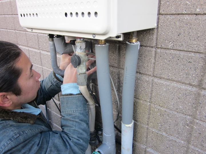 施工中　保温チューブ巻き