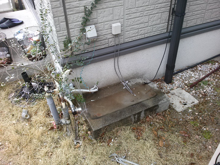 給湯器を取り外します<br />