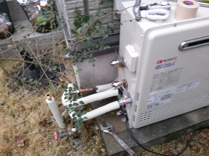 新しい給湯器を取り付けます