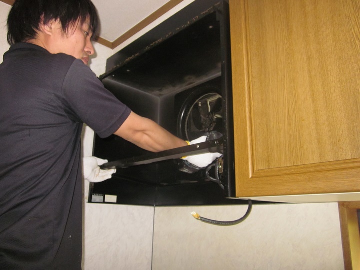 換気扇を取り外します。