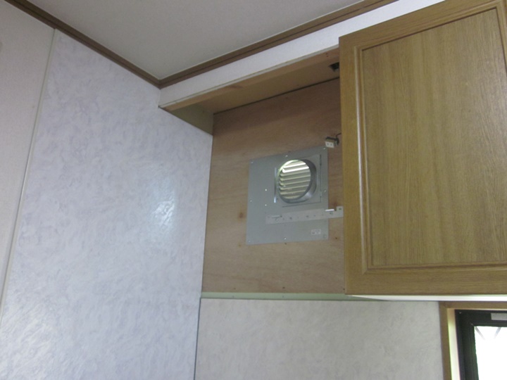 プロペラ換気扇からシロッコファンに変える部材を取り付けます