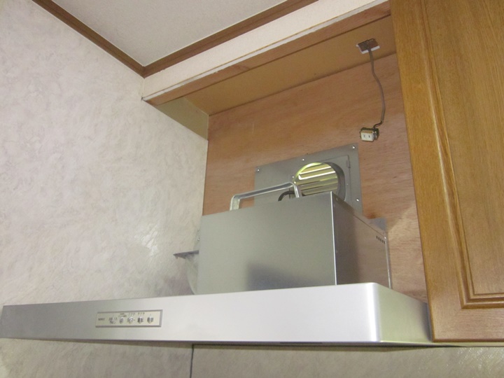 レンジフードを取り付けます