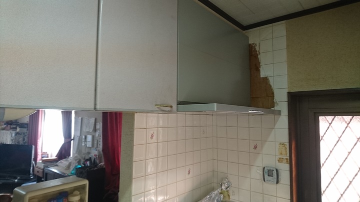 前のフード部分にタイルが貼られてなく、後日タイルの補修をさせていただきました。こういったのはフードを外してみないと分かりません。