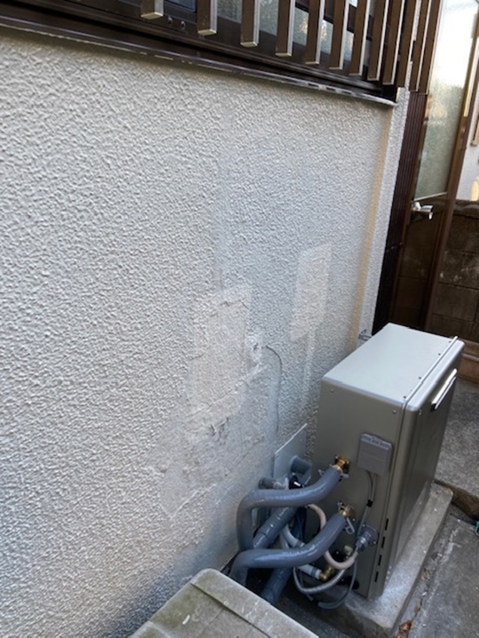 給湯器はノーリツ20号エコジョーズ。省エネルギーだから、光熱費がグンとおトクになります。従来品に比べ割高になりますが年間16500円節約してくれるので２年ほどで回収できます。（使用状況や号数によっても変化します）CO2削減、地球温暖化防止にも貢献します。給湯器は一般的に10年以上使用しますので、その事を考えるとエコジョーズの方がお得です。