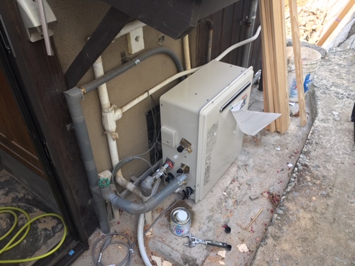 施工後　既存給湯器が追い炊き2つ穴でしたのでユニットバスに変更する為、1つ穴循環タイプに変更です。