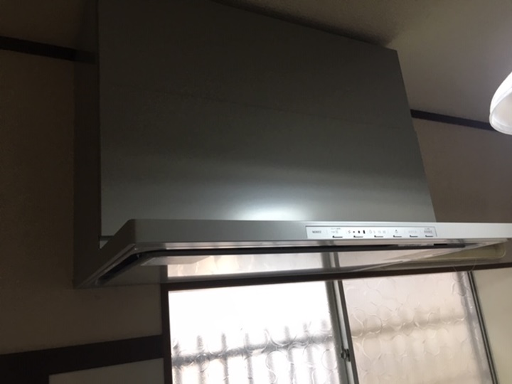 プロペラ換気扇からノンフィルターの薄型レンジフードに変えてこちらもお手入れが楽です。