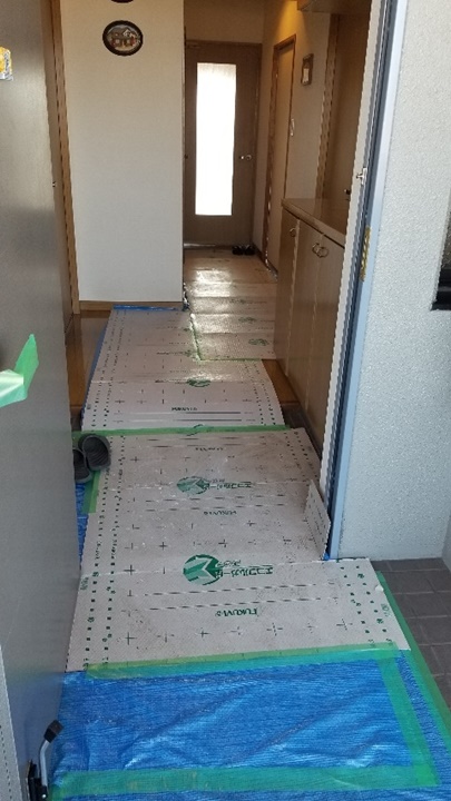 床に傷、ほこり、汚れが付かないように養生をしっかりします。