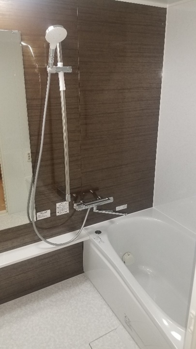 畳のようにやわらかでＷ断熱構造でヒヤッとしないほっカラリ床、４時間経っても温度低下２．５℃魔法びん浴槽、３５％節水エアインシャワー。