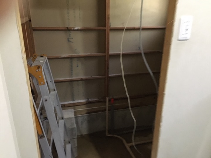 ユニットバス解体後、追炊き配管給排水工事、電気工事を施工いたします.