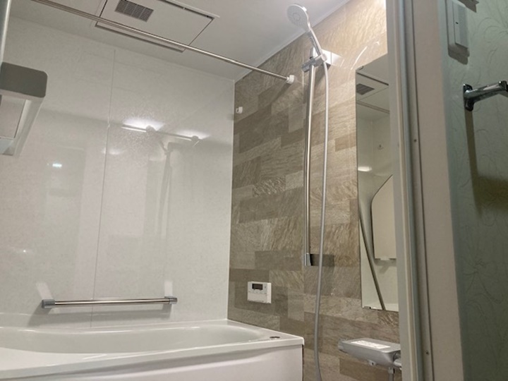 ユニットバス施工後　ユニットバスはＴＯＴＯひろがるWYシリーズ、畳のようにやわらかでＷ断熱構造でヒヤッとしないほっカラリ床、４時間経っても温度低下２．５℃魔法びん浴槽、TOTO独自のノズルで大粒の水玉をスイングしながら勢いよく吐水。スプレーシャワーとミックスし、適度な刺激のある浴び心地で節水を実現させたコンフォートウエーブシャワー<br />
