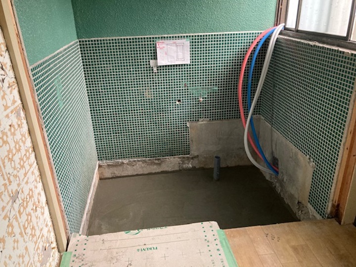 ユニットバス解体後、土間打ち工事、追炊き配管給排水工事、電気工事を施工いたします。