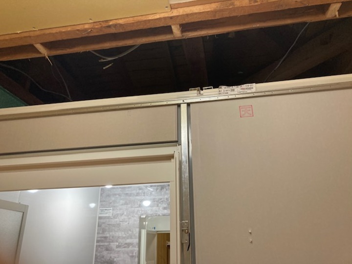 ユニットバス設置後、壁補修をして壁クロス、床クッションフロアを貼ります。