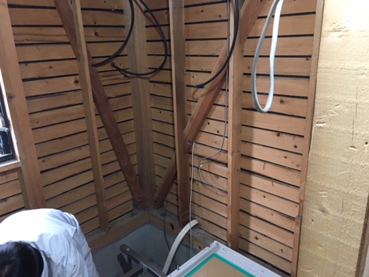 施工中　解体後,給排水工事をしてユニットバスを組み立てます。