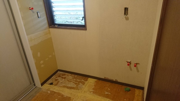 洗面所施工中