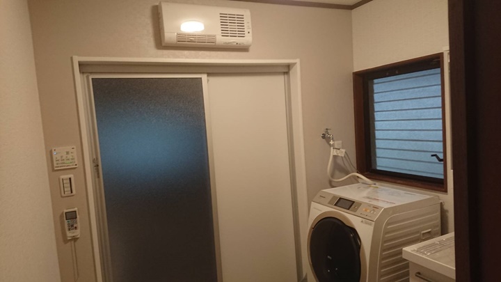 洗面所の寒さ対策に暖房機を取付いたしました。これで服の脱着も緩和されます。