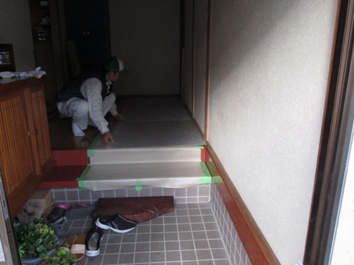 施工前に床、壁にキズがつかないように養生をします。