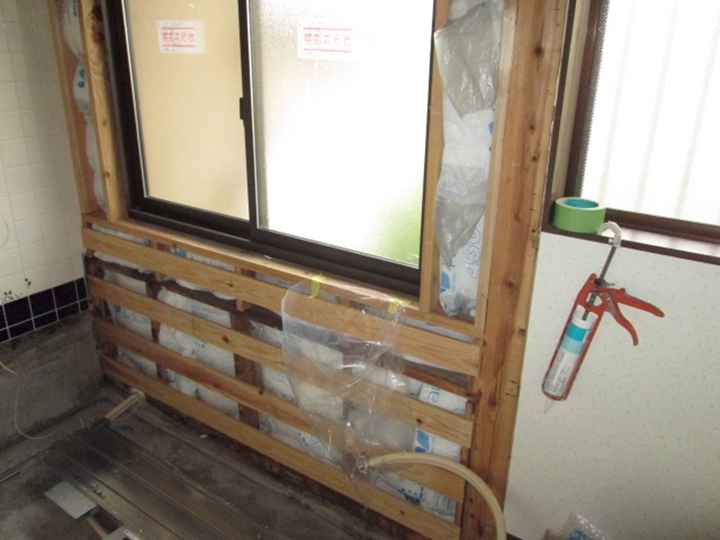 外部にあたる部分に断熱材を入れます。窓もペアガラス(複層ガラス) にし断熱性を高めました。