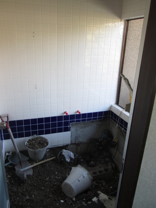 ユニットが入るよう土間、風呂と洗面所の壁を解体します。