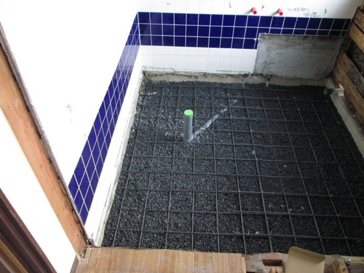 排水工事後、土間をならしてコンクリートを打ちます。