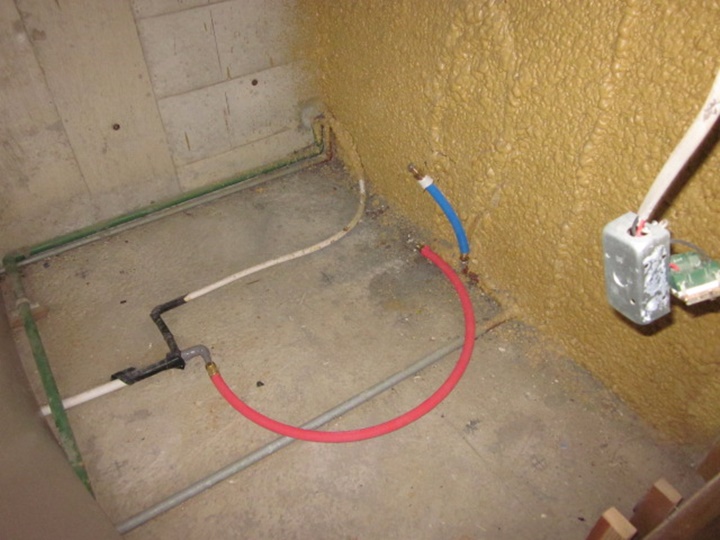 解体後、シャワー水栓に合わせて給水工事及び電気配線工事をいたします。