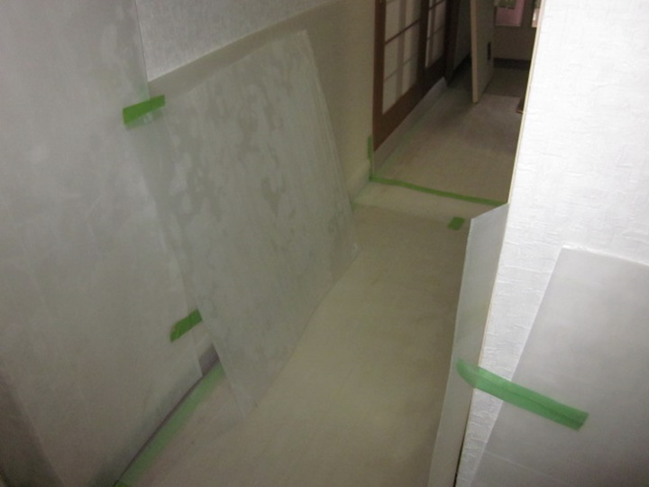 解体前に壁床にキズが入らないように養生をします。