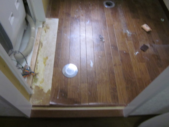 床、フロアタイル、壁クロスを貼って完成です。