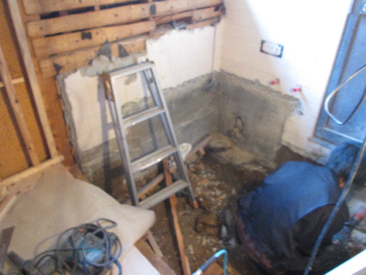 ユニットが組めるように土間、壁を解体します。