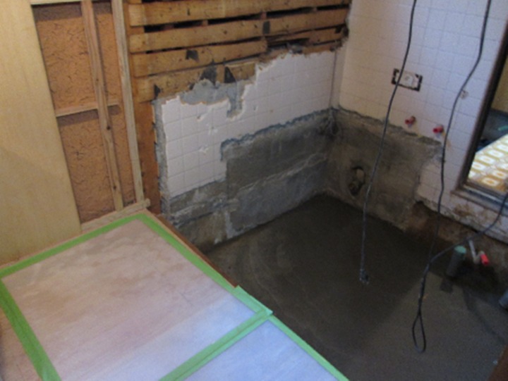 解体後、給排水工事、土間コンクリート打ちをします。