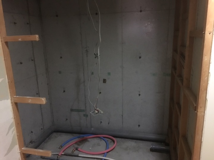 浴室解体　解体後給排水工事をします。