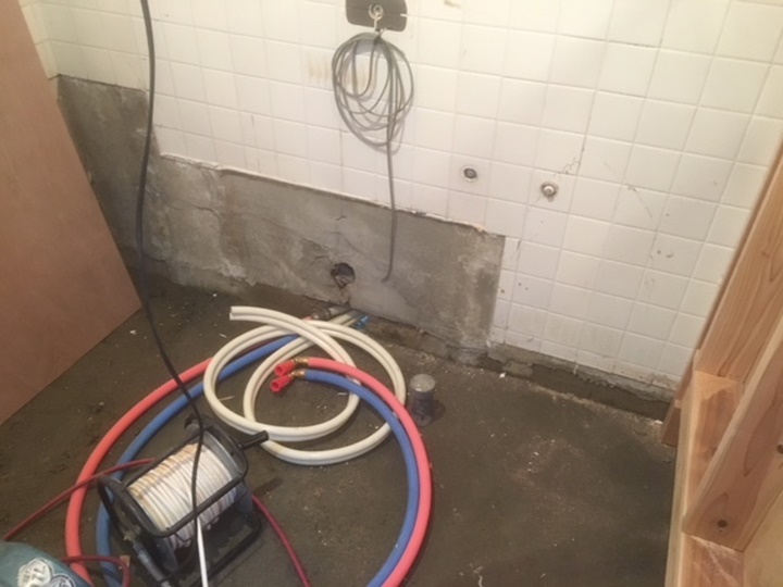 解体後給排水工事、電気工事をします。