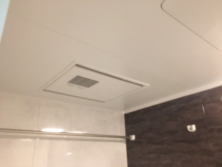 寒い時や洗濯物が乾きにくい時に便利な浴室乾燥暖房機三冠王を取付いたしました。