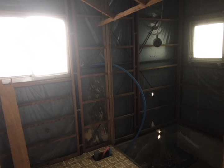 ユニットバス施工前　解体後、給水排水を移設します。<br />断熱材が入っていませでしたので断熱材を入ます。