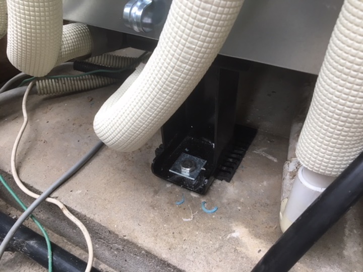 地震がきても倒れないようステンレスボルトでしっかり固定します。