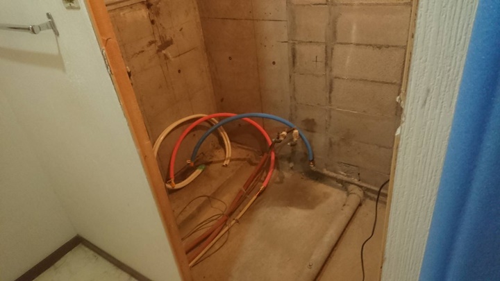 浴室解体  解体後給排水工事、電気工事をします。